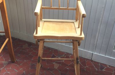 Chaise haute de poupée en bois