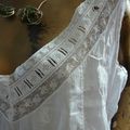 1836 Magnifique chemise ancienne à grand volant en linon brodé et dentelle