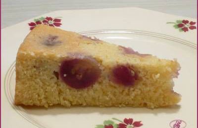 gateau a la polenta et au raisin rosé .