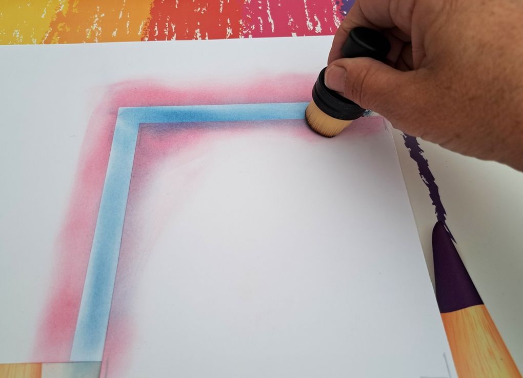 Le cache (ici carré) est glissé (translation) à chaque changement de couleur de pastel.