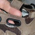 Réparer et consolider un oeillet de chaussure