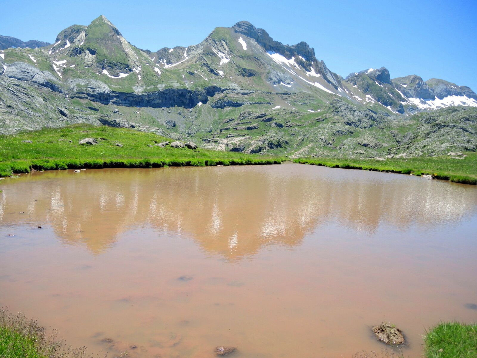 Lac d'Estaens, flaque rosée et Sierra Bernera, juin 2024 (Espagne)