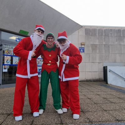 La photo insolite : des pères Noël devant le CDI