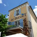 UNE LIBRAIRIE ! UNE LIBRAIRIE EXTRAORDINAIRE ! ON Y VIENT DE LOIN... LA LIBRAIRIE LE BLEUET DE BANON DANS LES HAUTES-ALPES !