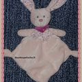 Doudou plat lapin rose blanc, tex baby, fleurs oiseau, doudoupeluche.fr