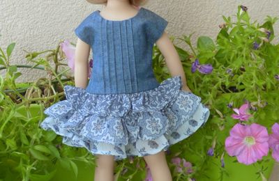 Une petite blonde , jean et mousseline