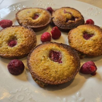 Fondant au chocolat blanc , pistaches et framboises