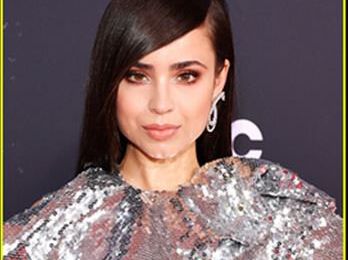 Sofia Carson joue le rôle de Sara dans le film dramatique Songbird