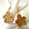 Boucles fleurs qui brillent... Qui brillent...