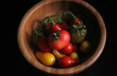 Salade de tomates cerises aux plantes sauvages