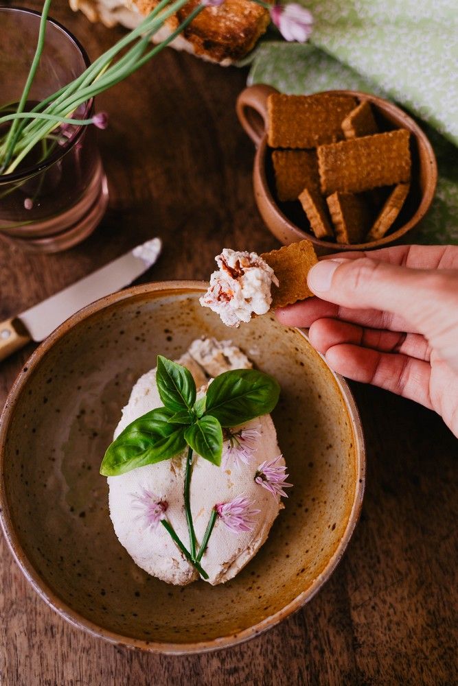 fromage frais maison, facile, recette printemps, dip pour apéro, basilic, tomates sechées, yaourt grec, comme du boursin, ail et fines herbes, tomates confites, fleur de ciboulette