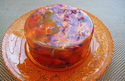 Gelée de thé au jasmin avec fraises