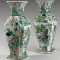 Époque Kangxi (1662-1722). Paire d'importants vases balustres de forme carrée.