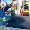 MATERNELLE JEAN ZAY : 94 TONNES D’ENROBÉ POUR FINALISER LA COUR DE RÉCRÉATION. 