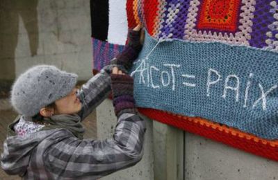 Les ville-laines, les tricoteuses terroristes, une jolie initiative.