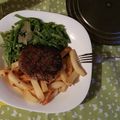 Steak haché frites haricots verts (quand on a bien faim et qu'on en devient maladroite au point de brûler la viande)