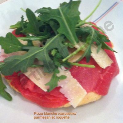 Pizza blanche, carpaccio, copeaux de parmesan et roquette 