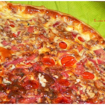 Tarte au tomate cerise, noix, jambon fumée et roquefort