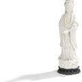 Statuette de Guanyin debout sur le lotus en porcelaine blanche, Chine, XVIIe siècle