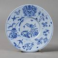 Nevers. Petit plat rond dans le style chinois, XVIIe siècle