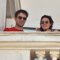 Y a du monde au balcon de Rob et Kris!