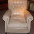 Paire de fauteuils en cuir blanc années 50.Vendue