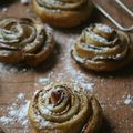 Roses feuilletées aux pommes et pain d'épices (avec étapes)