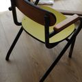 Adorable petite chaise d'école maternelle vintage, elle peut s'acompagner d'une ou plusieurs tables assorties