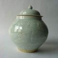 Petite jarre Guan couverte QinbaÏ en fin grès porcelaineux à glaçure monochrome céladon translucide. Chine. Dynastie Song