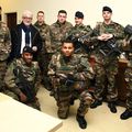 AVEC LES SOLDATS DE L’OPÉRATION « SENTINELLE ».