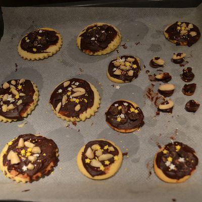 sablés+coulis au chocolat+déco = "mini-bouché gourmande"