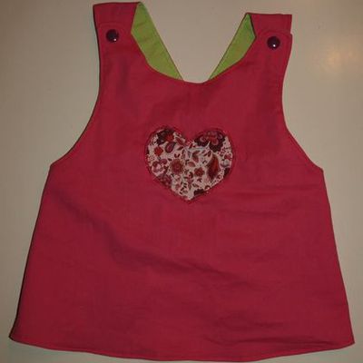 Tablier croisé réversible en coton anis et fushia, taille 6 mois - 1 an, 2 euros