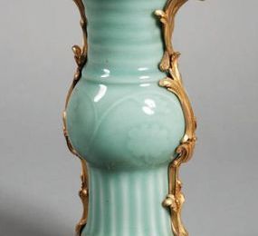 Vase en porcelaine céladon à col évasé et anneau médian dans une monture en bronze ciselé. Époque XVIIIe siècle