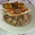 Filets de dinde poêlés à la sauce veloutée de champignons et pommes de terre sarladaises