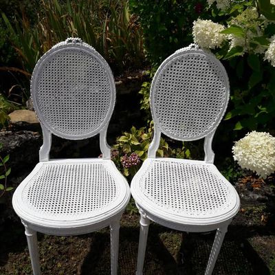 Paire de chaises médaillons canées shabby à noeud