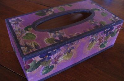 Boîte à mouchoirs aux violettes