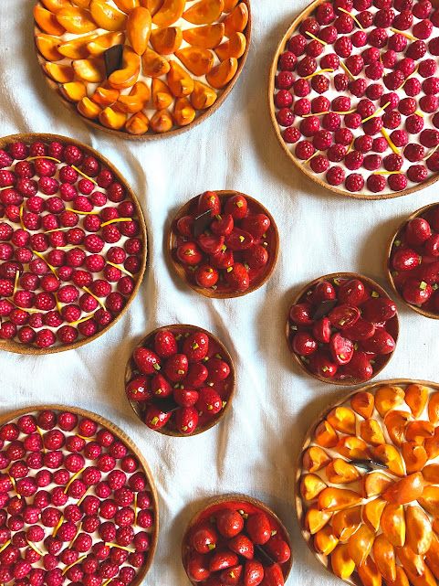Tartes fruits rouges et jaunes, factices
