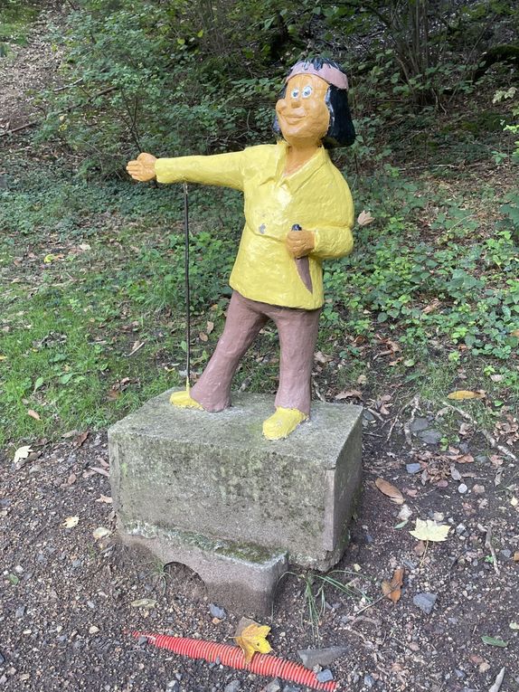 Mercredi 01 octobre 2025 Balade (en date du 27 sept 2025) dans les bois d'Enval jusqu'à la source Marie ,  Initialement exploitée au XIXᵉ siècle pour ses vertus médicinales, La source fut « perdue » vers 1920, puis retrouvée en 1999, Un aménagement (pompe à bras, restauration partielle) a été mis en place après sa redécouverte, le retour harde pour moi mais j'ai poursuivi  au village