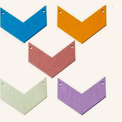 Lot de 5 breloques chevrons bois coloris assortis 4.5 cm x 3.7