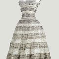 Christian Dior Haute Couture, automne-hiver 1957-1958. Ligne "Fuseau", Modèle ""Sarabande". Robe de cocktail