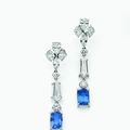 Paire de pendants d'oreilles en or gris, diamants de taille brillant et hexagonal et saphirs coussin