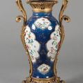 Grand vase de Chine. Porcelaine, Époque Kangxi (1662-1722). Monture en bronze doré et ciselé, Époque Louis XV