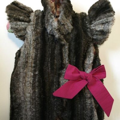 Gilet à manches papillon en fausse fourrure "loup argenté", doublure liberty Mabelle + popeline fuschia, taille 18 mois, 5 euros