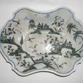 France. Plat creux en faïence de forme chantournée à décor dans le fond d'un paysage. Epoque XIXème siècle 