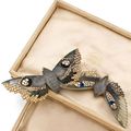 René Lalique, Rare et importante broche-pendentif devant de corsage en or jaune stylisée de deux papillons de nuit en vol