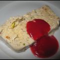 Nougat glacé et son coulis de framboises