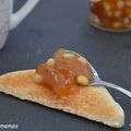 Confiture de mirabelles et pignon de pin