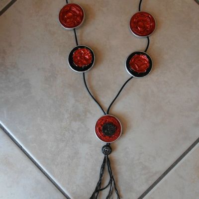 Sautoir Nespresso en rouge et noir