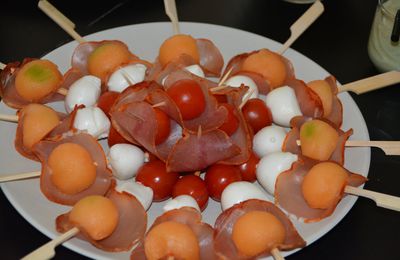 Apéritif dînatoire : brochette tomate, mozza, melon, jambon cru 