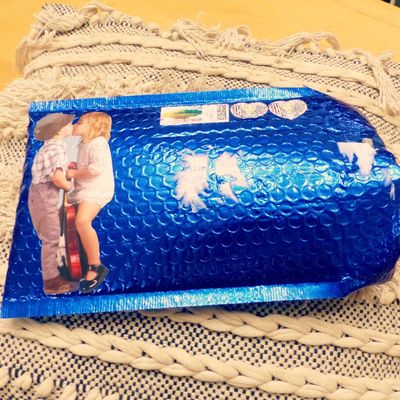 Une nouvelle "dodue" bleue fait des paillettes et éblouit Mme La Girafe !